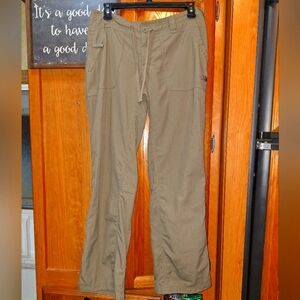 The North Face Womens Khaki Cargo Pants In A Size 4. Pre-loved In Great Shape